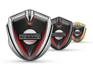 Nissan Metallico Emblema Badge Stile Tuning Splendente